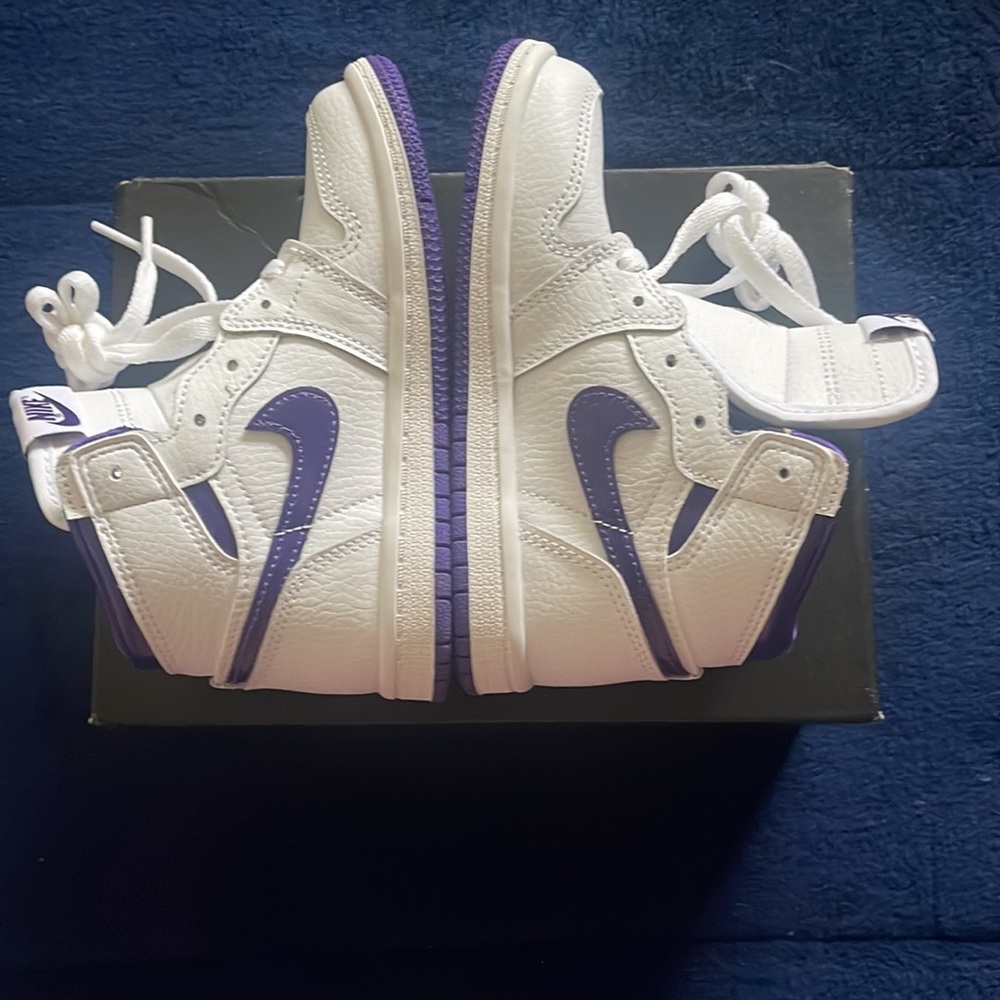 Brand new pair of toddler Jordan 1 size 9c